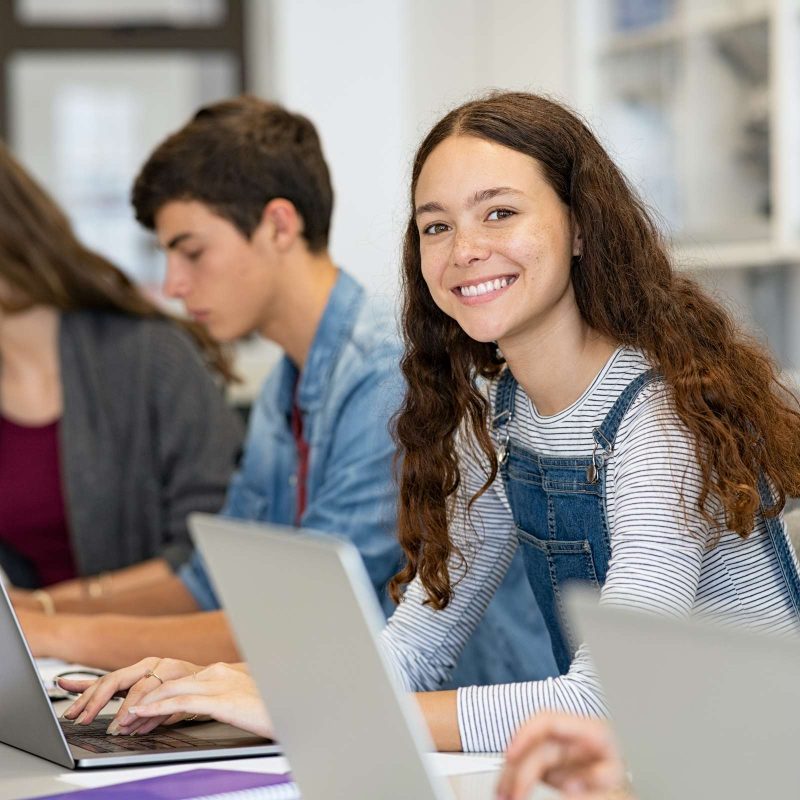bnn_studyspain_hs girl in class shutterstock_1937135203_1 bnn_studyspain_hs girl in class shutterstock_1937135203_1